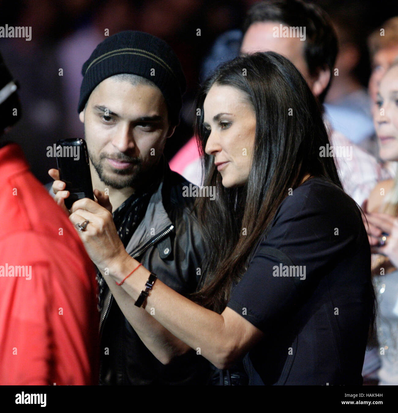 Demi Moore und Wilmer Valderrama bei UFC 104 im Staples Center in Los Angeles, Kalifornien, am 24. Oktober 2009. Foto von Francis Specker Stockfoto