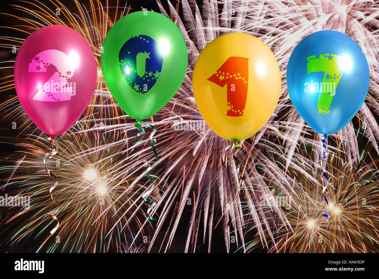 Vier bunte Luftballons mit 2017 Neujahr Ziffern gegen Feuerwerk Stockfoto