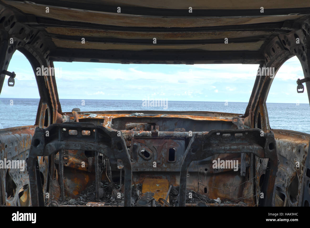 Autounfall - beschädigtes Auto abgebrannt Stockfoto