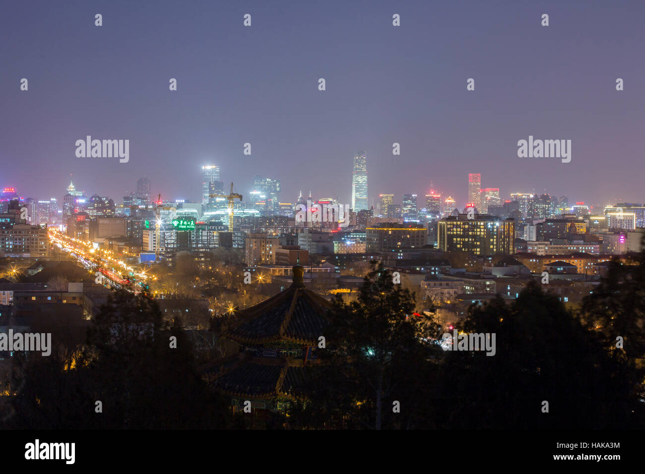 China, Beijing, Tempel im Park des Coal Hill (Jingshan Park) mit CBD und China World Tower in den Rücken Stockfoto