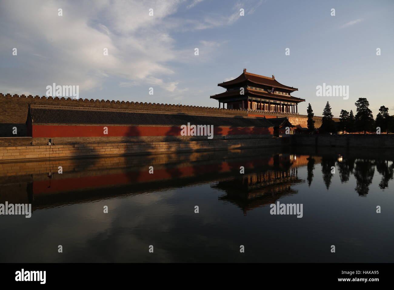 Das Tor der göttlichen Fähigkeiten spiegeln sich in den Palast Graben (Tongzi He), die der verbotenen Stadt in Peking umgibt Stockfoto