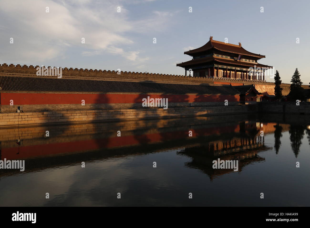 Das Tor der göttlichen Fähigkeiten spiegeln sich in den Palast Graben (Tongzi He), die der verbotenen Stadt in Peking umgibt Stockfoto