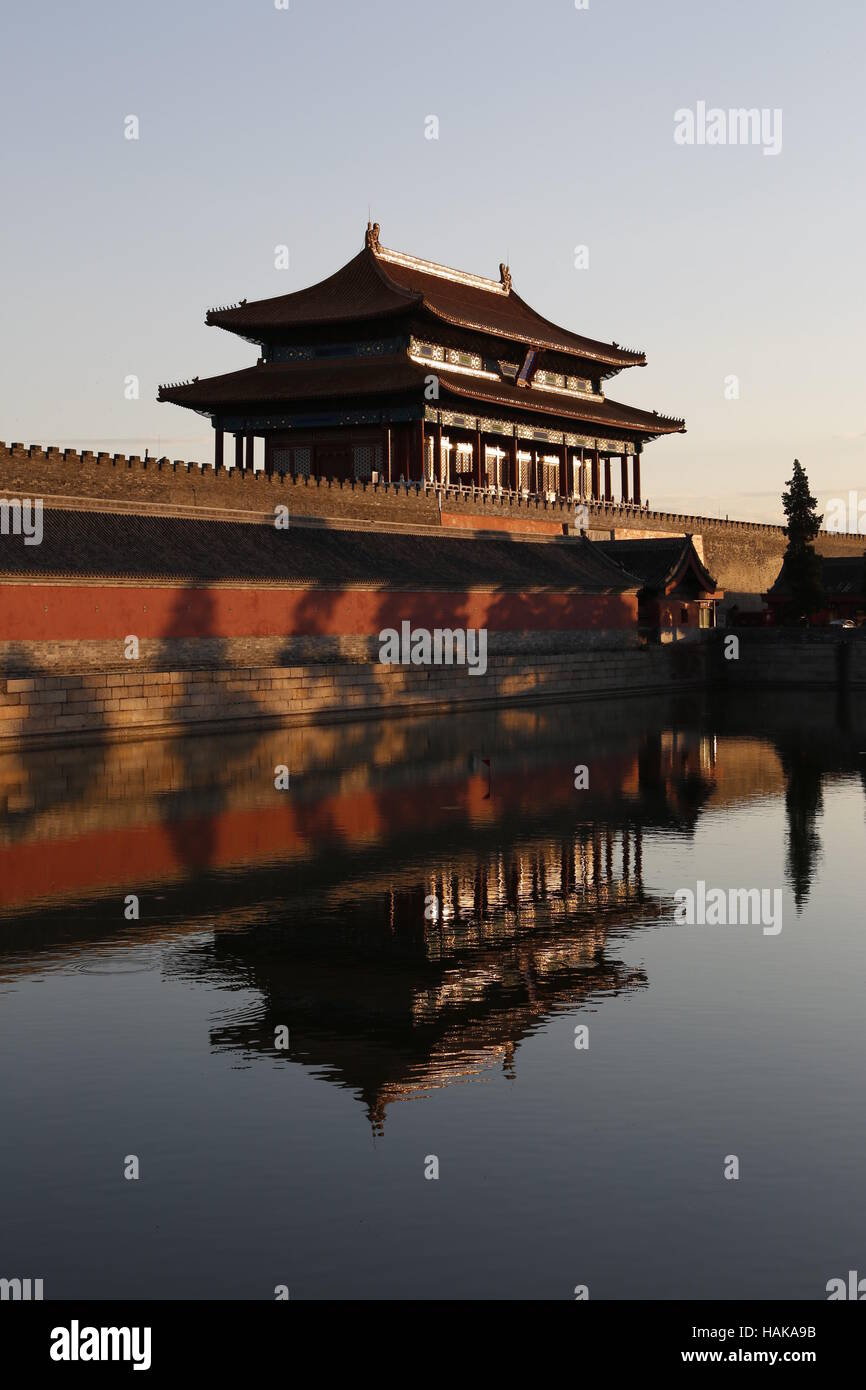 Das Tor der göttlichen Fähigkeiten spiegeln sich in den Palast Graben (Tongzi He), die der verbotenen Stadt in Peking umgibt Stockfoto