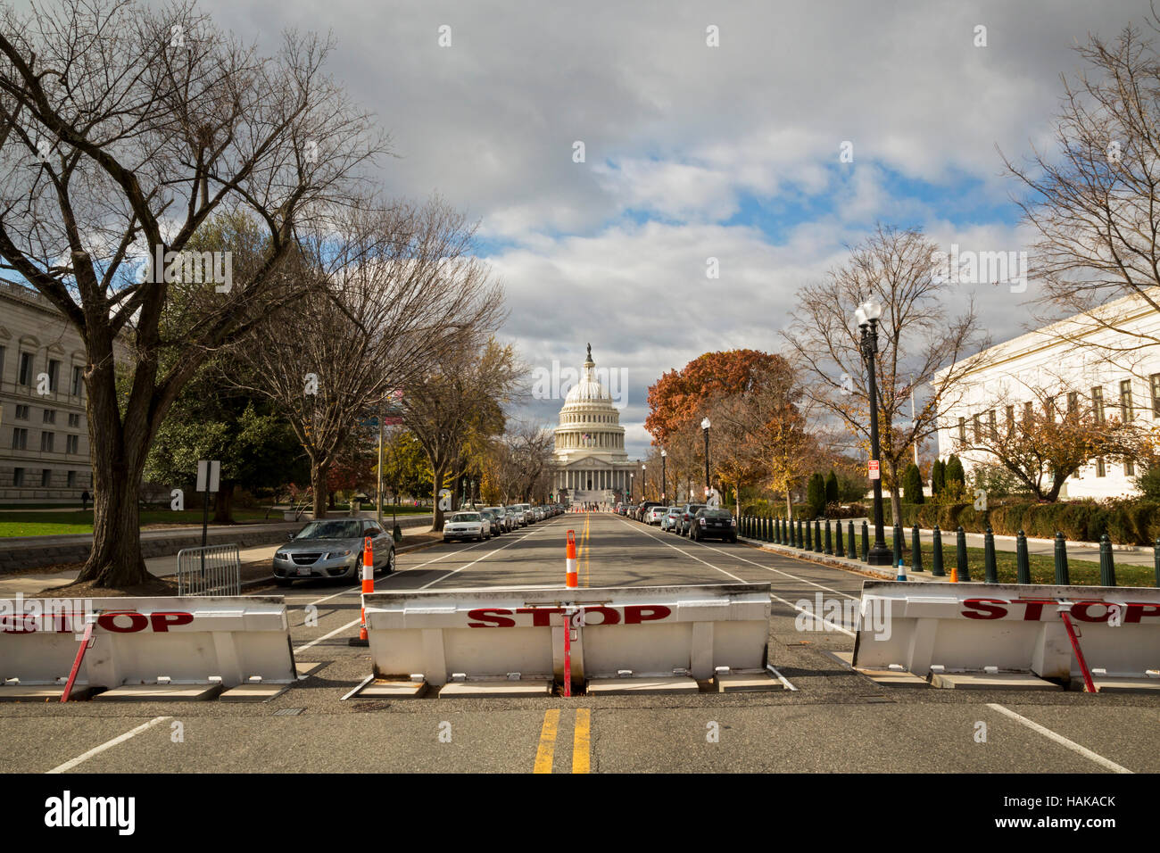 Washington, DC - eine Sicherheitsbarriere auf East Capitol Street nahe dem US Capitol Building. Stockfoto