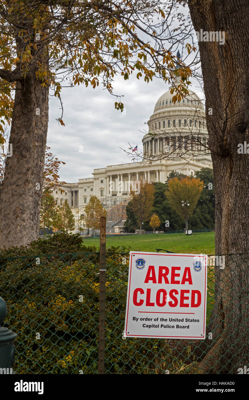 Washington, DC - West Rasen des US-Kapitol-Gebäudes ist geschlossen, während Arbeiter eine Plattform für die Amtseinführung von US-Präsident elect Dona bauen Stockfoto