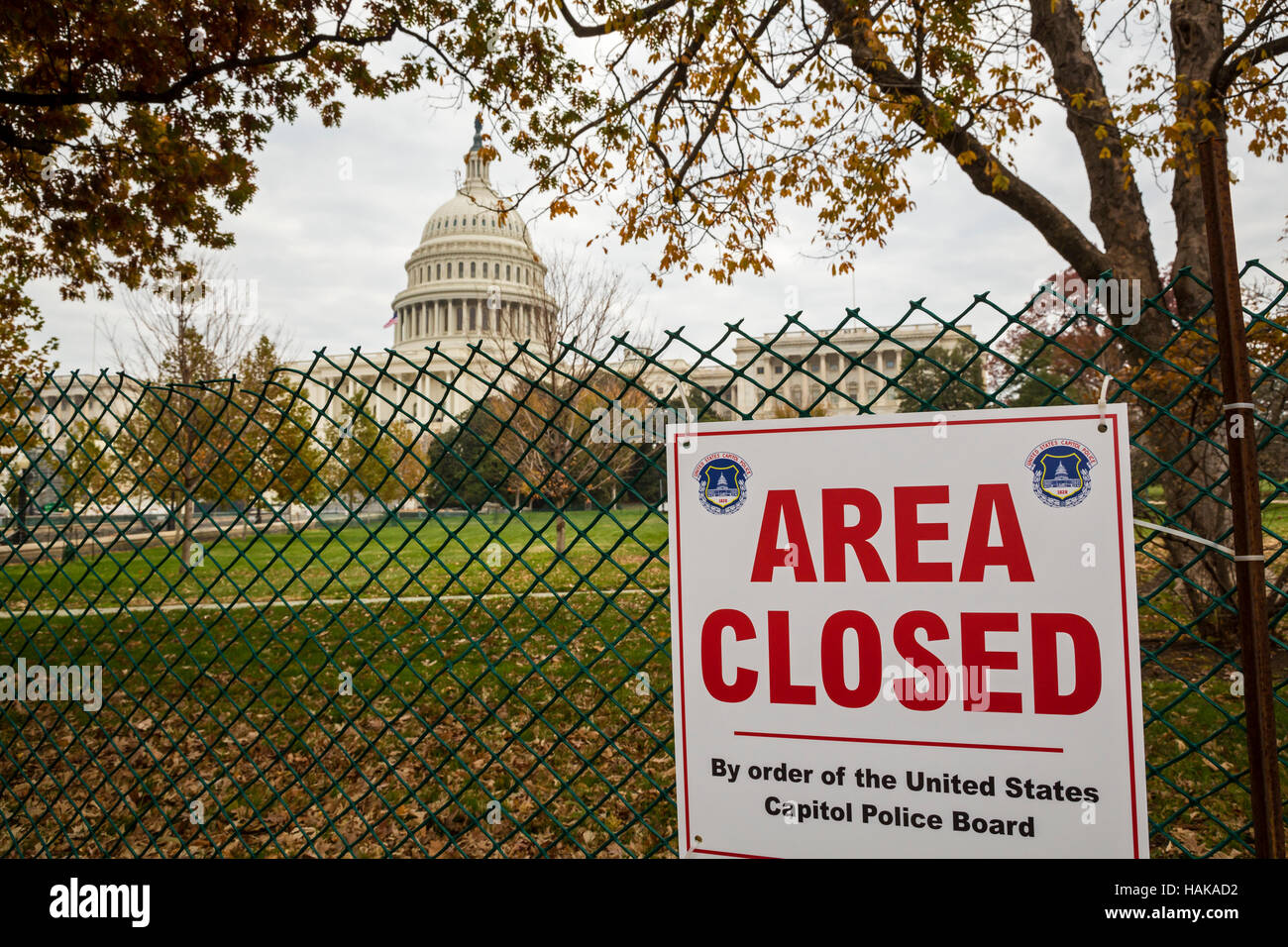 Washington, DC - West Rasen des US-Kapitol-Gebäudes ist geschlossen, während Arbeiter eine Plattform für die Amtseinführung von US-Präsident elect Dona bauen Stockfoto