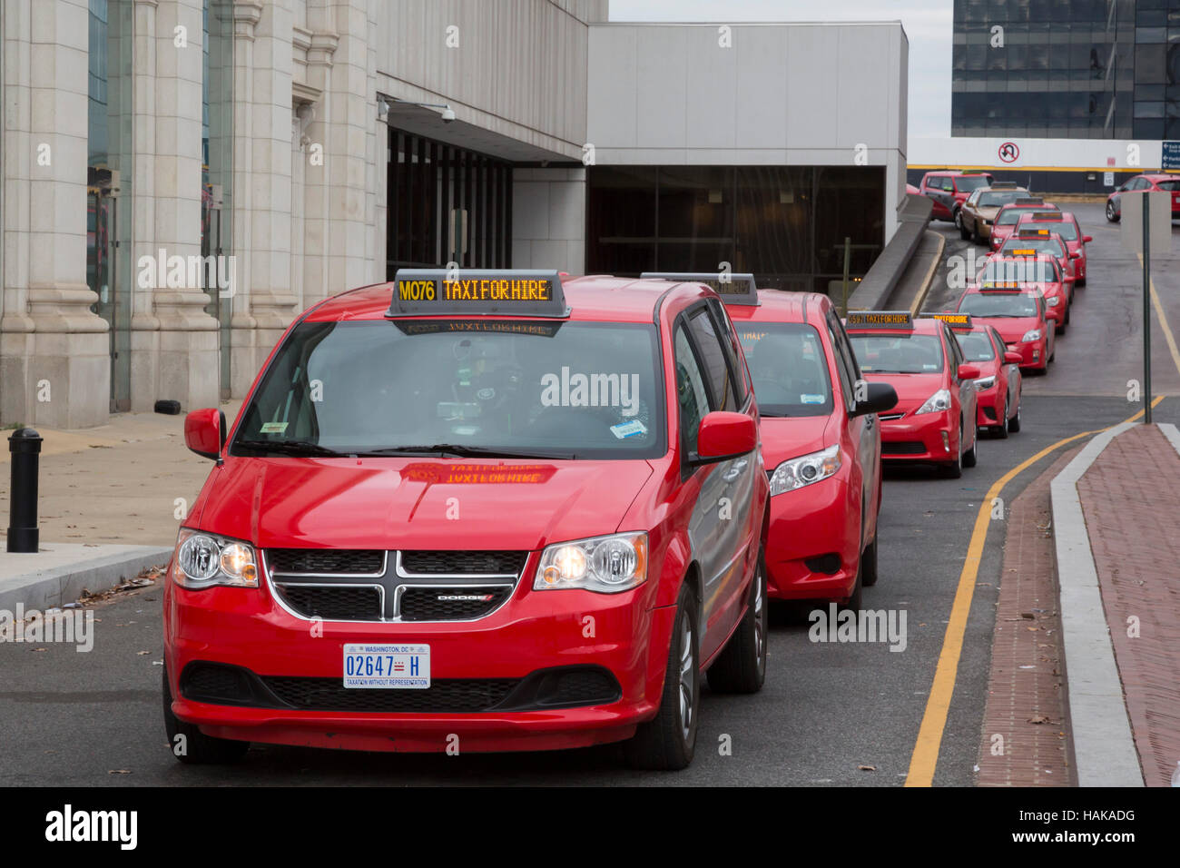 Washington, DC - Taxis warten auf Tarife an der Union Station aufgereiht. Stockfoto