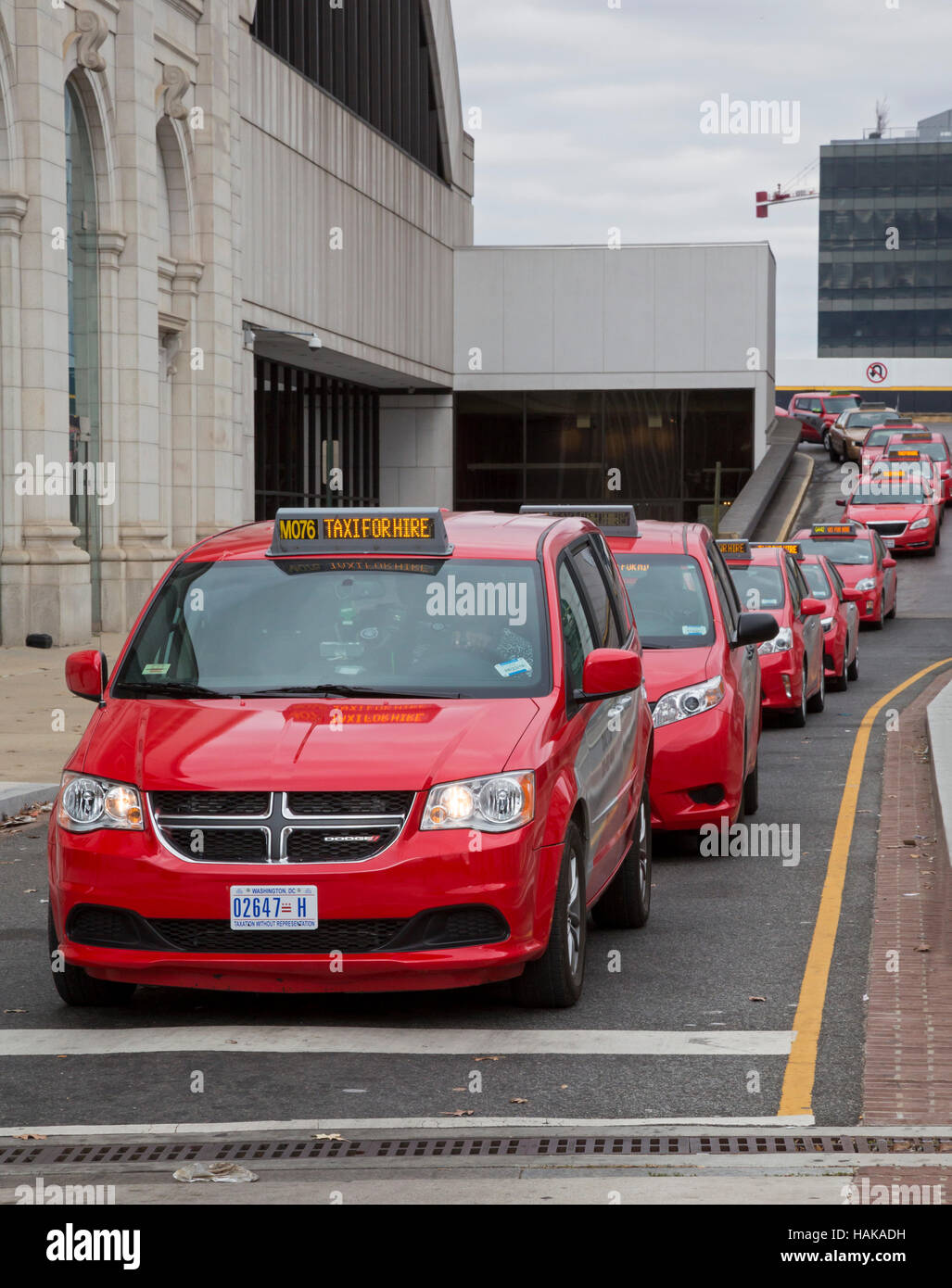 Washington, DC - Taxis warten auf Tarife an der Union Station aufgereiht. Stockfoto