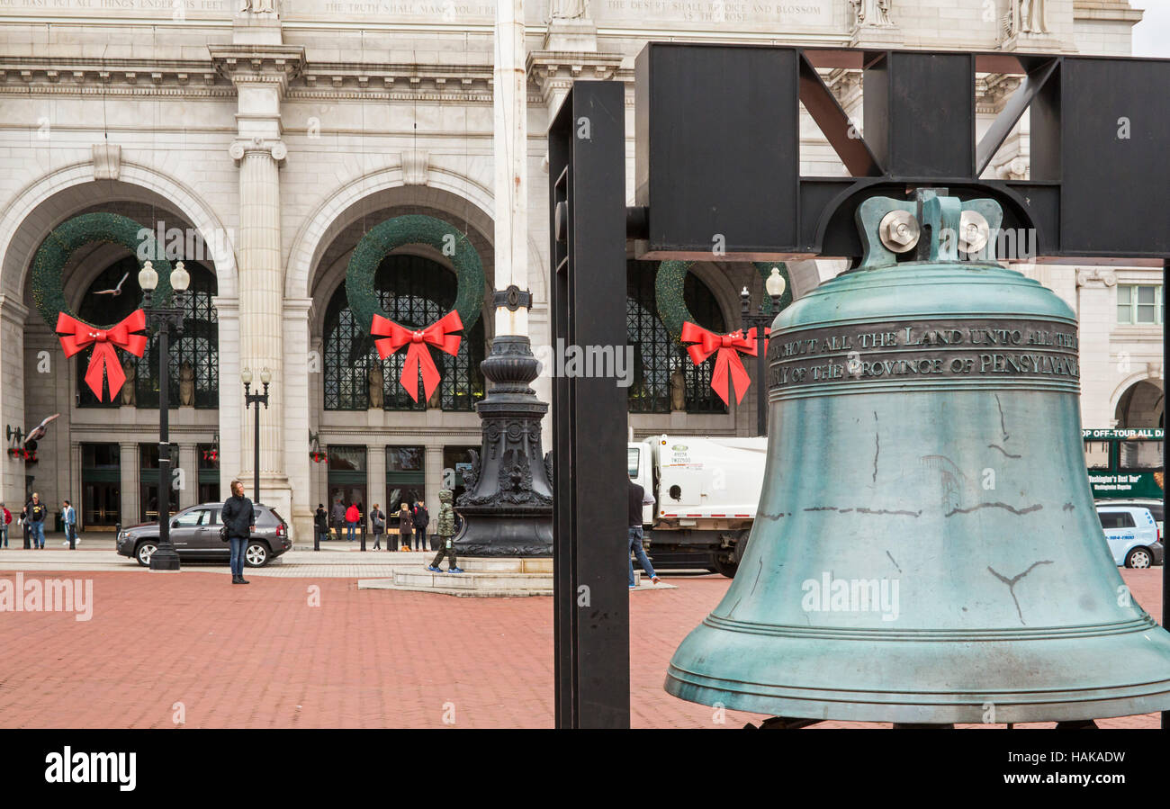 Washington, DC - The Freedom Bell, eine Nachbildung der Freiheitsglocke, vor der Union Station. Die Glocke wurde von der American Legion gespendet. Stockfoto