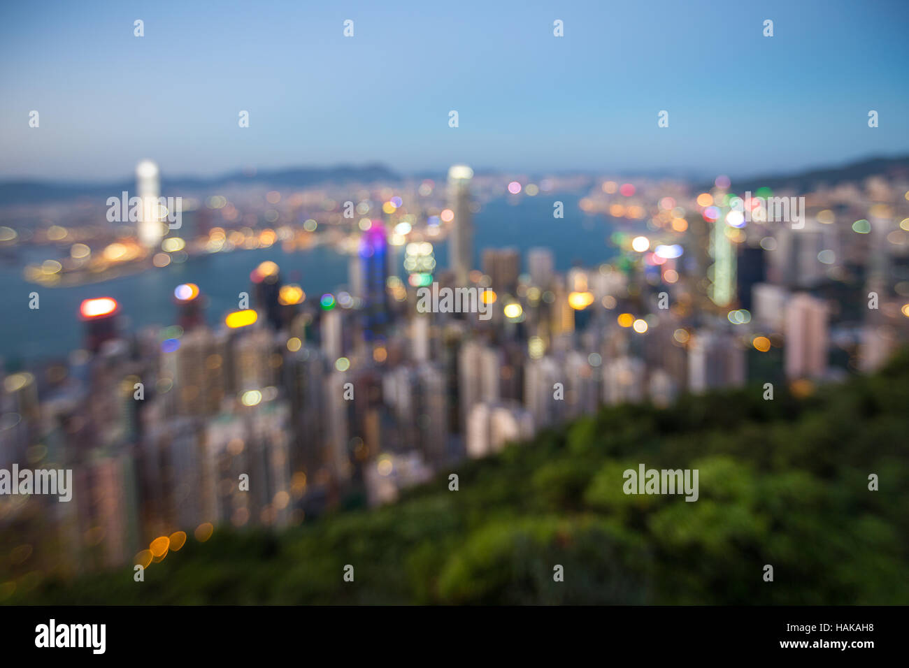 Hong Kong Stadtblick vom Peak in der Dämmerung defokussierten der Hintergrund jedoch unscharf Stockfoto
