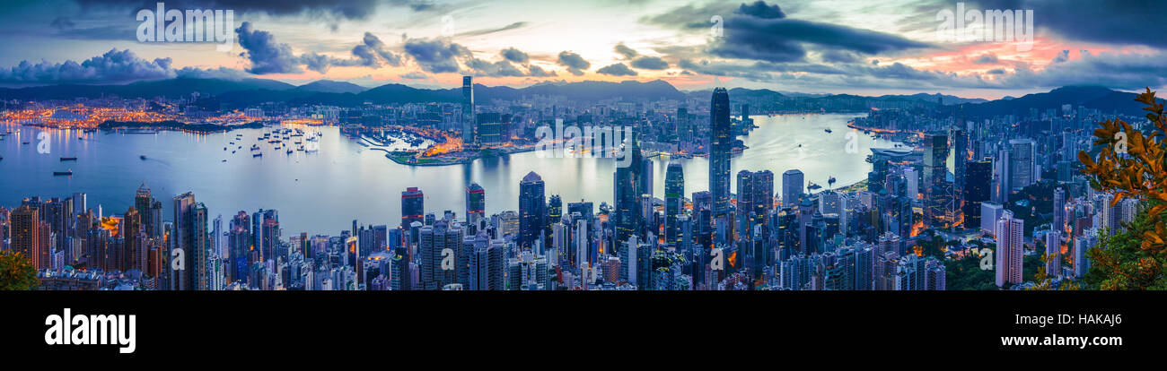 Stadt und Hafen im Morgengrauen Stockfoto