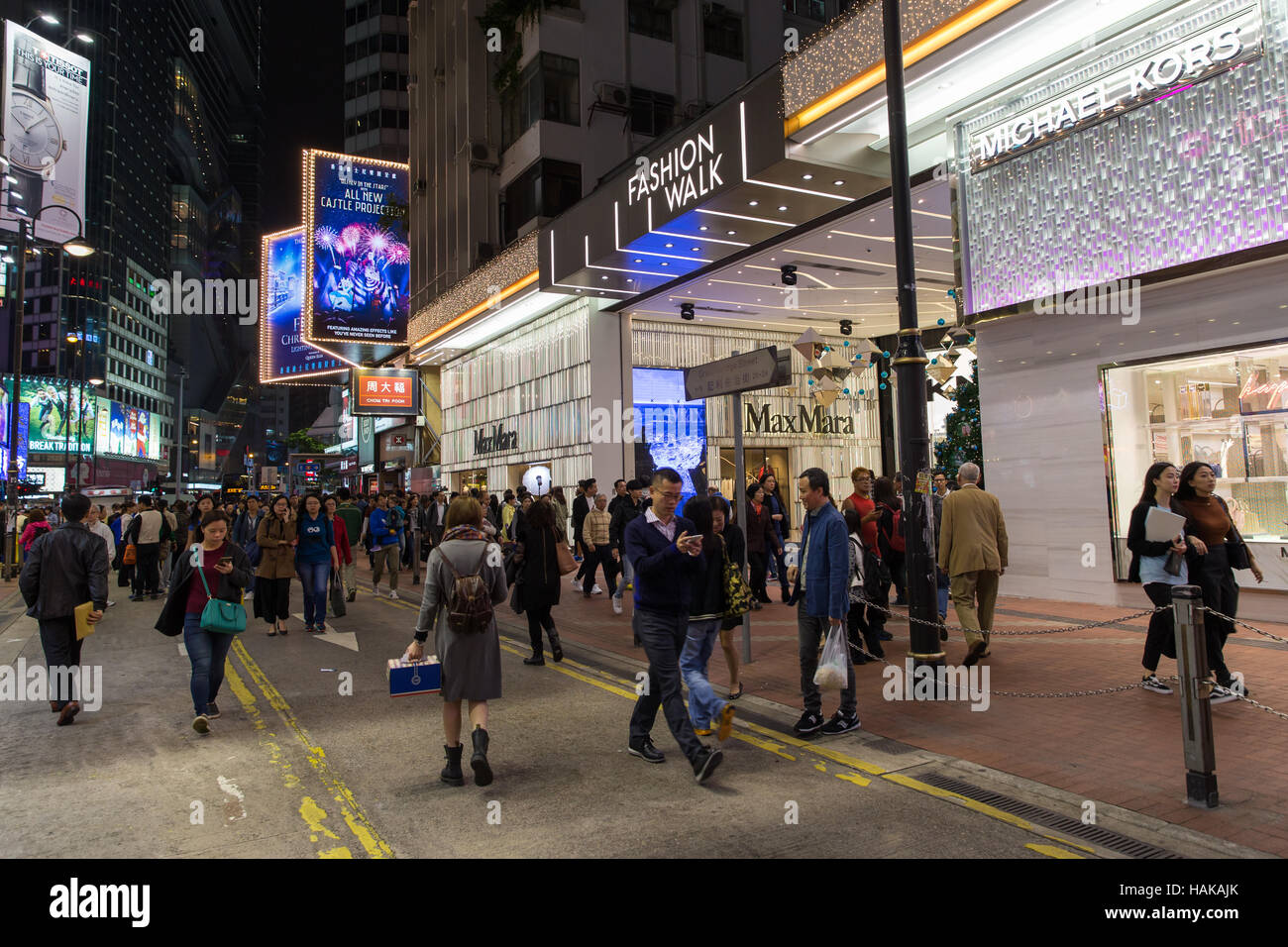 Hong Kong voll Street Einkaufsviertel in der Nacht Stockfoto