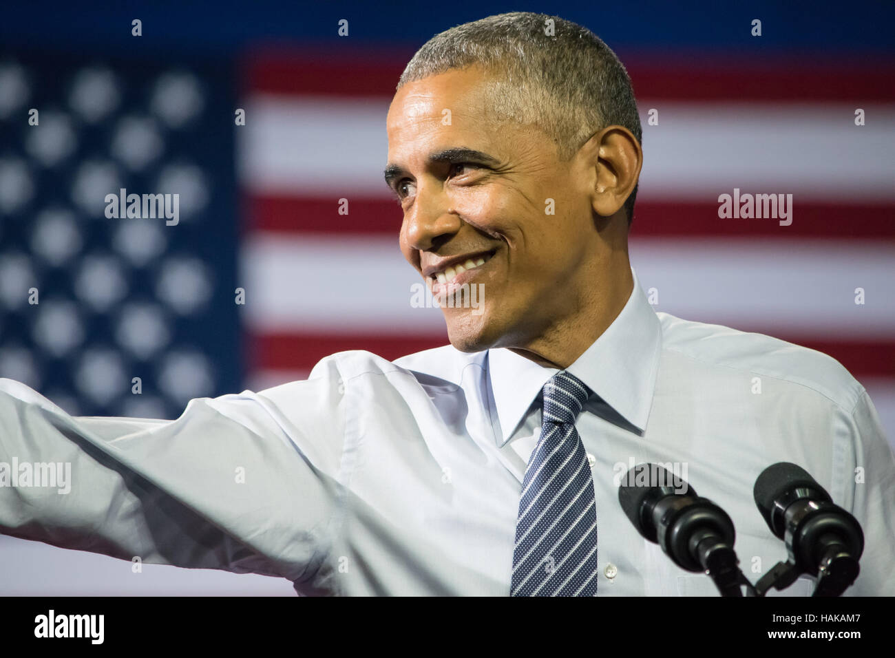 Barack Obama, Präsident der Vereinigten Staaten. Lächelnd mit seinem rechten Arm in Richtung der Masse erweitert. Stockfoto