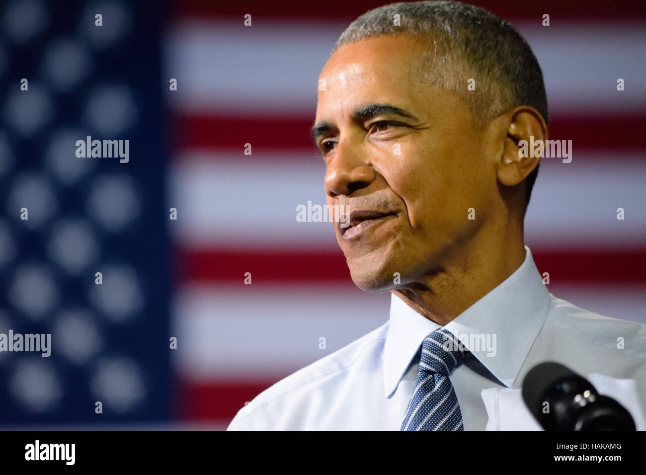 Barack Obama, Präsident der Vereinigten Staaten. Auf der Suche nach rechts gegen die amerikanische Flagge. Stockfoto