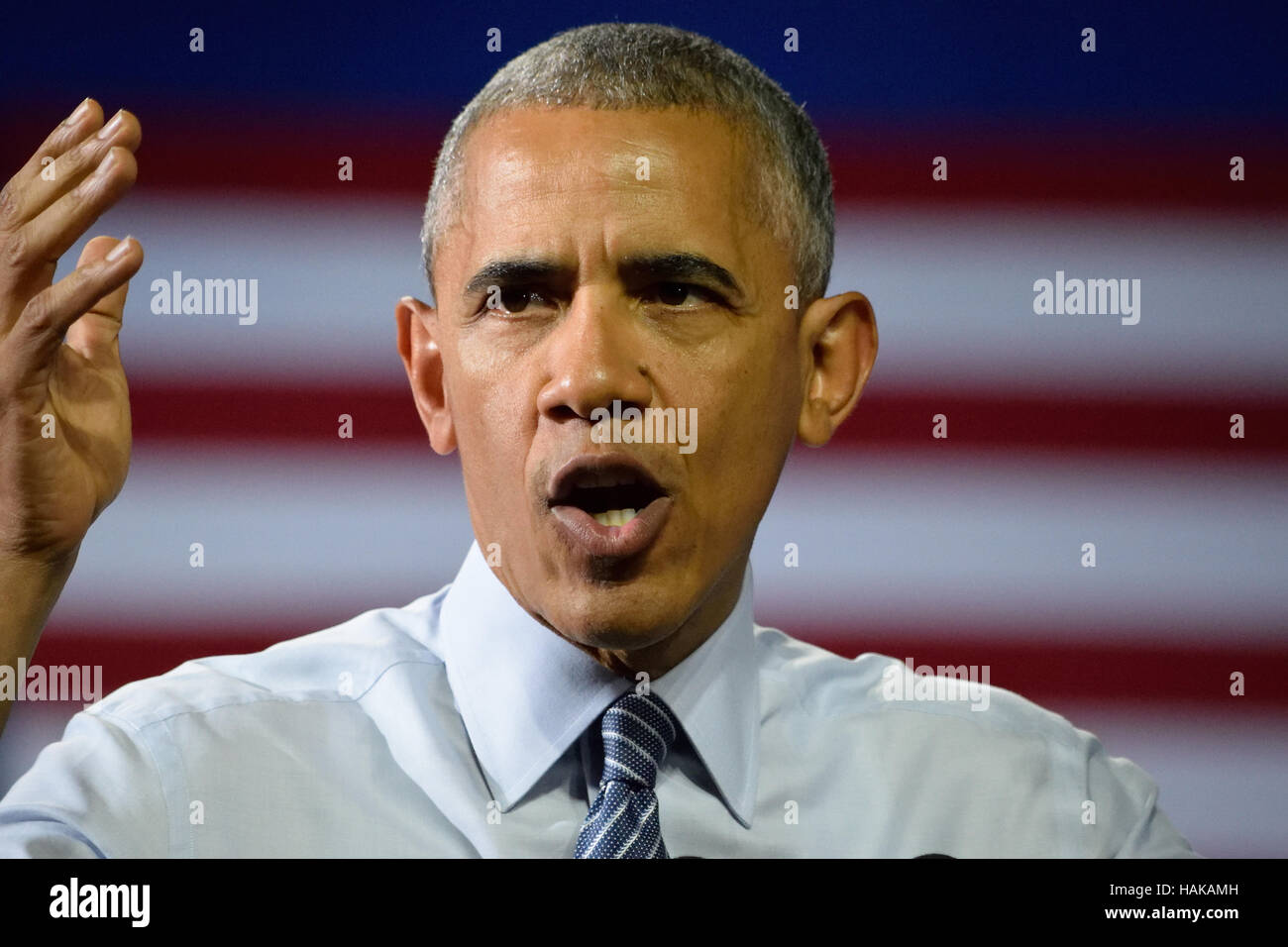 Barack Obama, Präsident der Vereinigten Staaten. Wirkungsvolle Rede vor dem Hintergrund der amerikanischen Flagge. Stockfoto