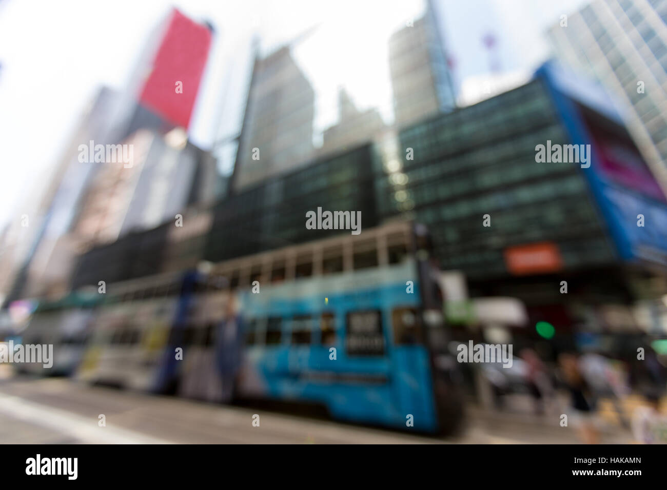 Verschwommene Autofahrten in Central Business District von Hong Kong - unscharf gestellt Stockfoto