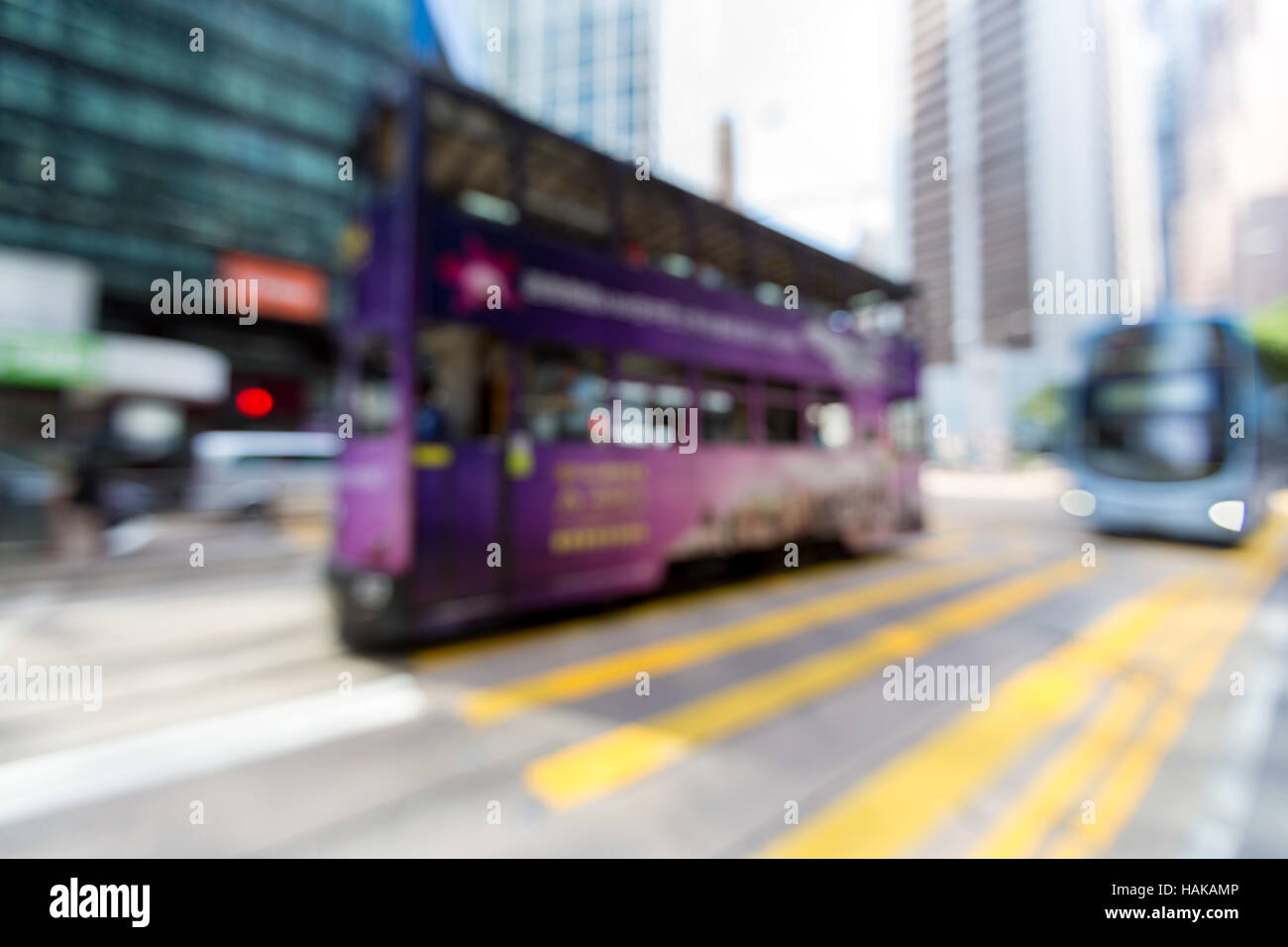 Verschwommene Autofahrten in Central Business District von Hong Kong - unscharf gestellt Stockfoto