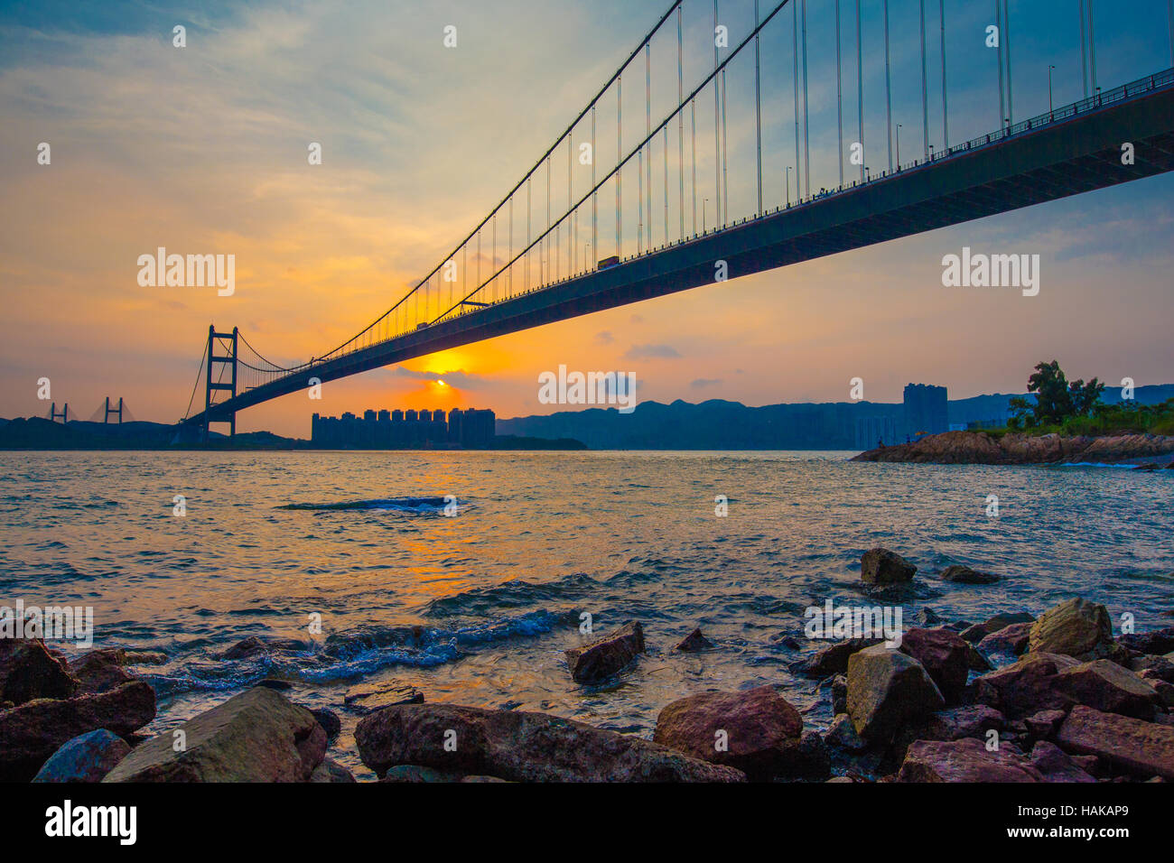 Tsing Ma Brücke von Hongkong bei Sonnenuntergang Stockfoto