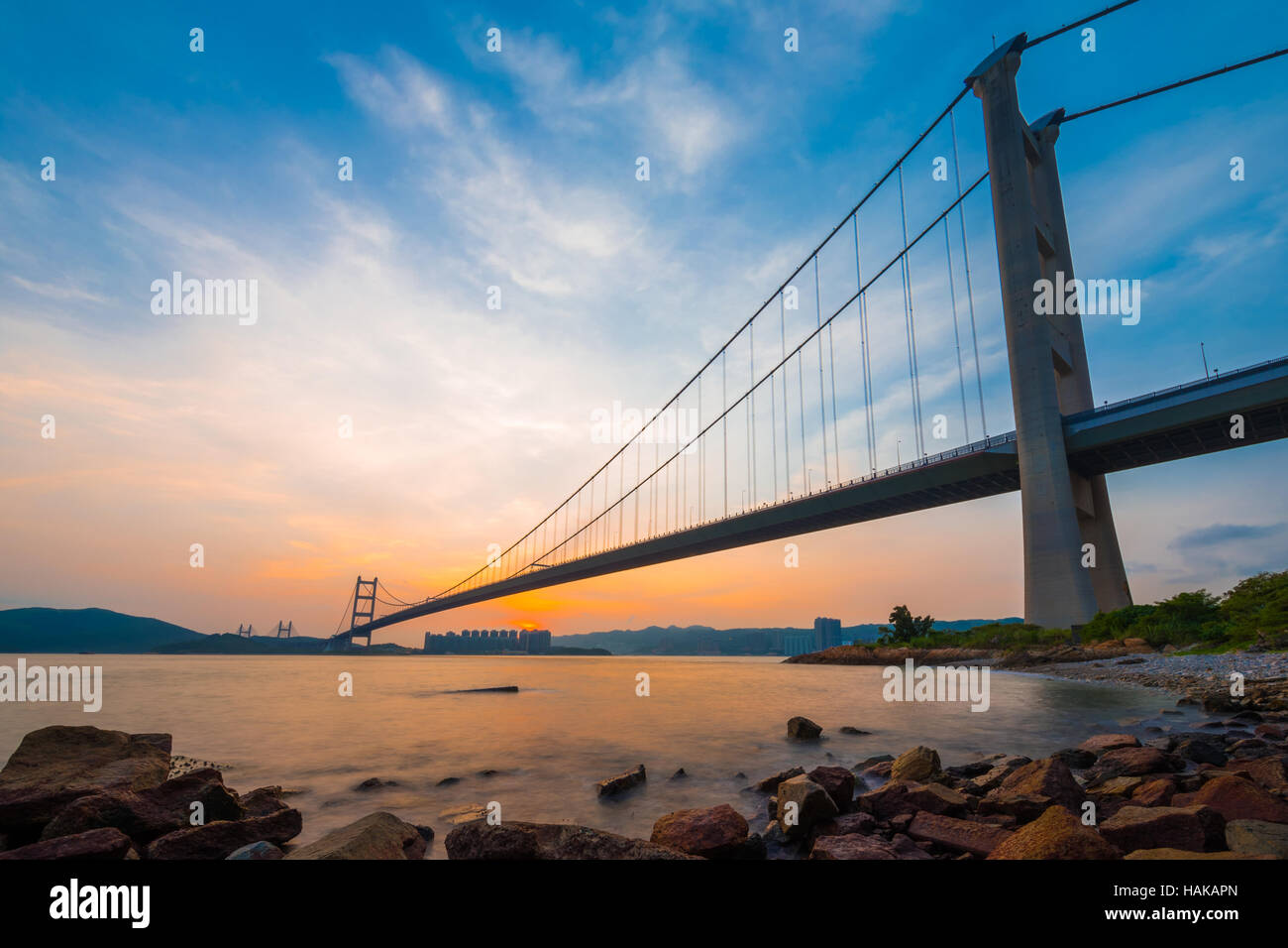 Tsing Ma Brücke von Hongkong bei Sonnenuntergang Stockfoto