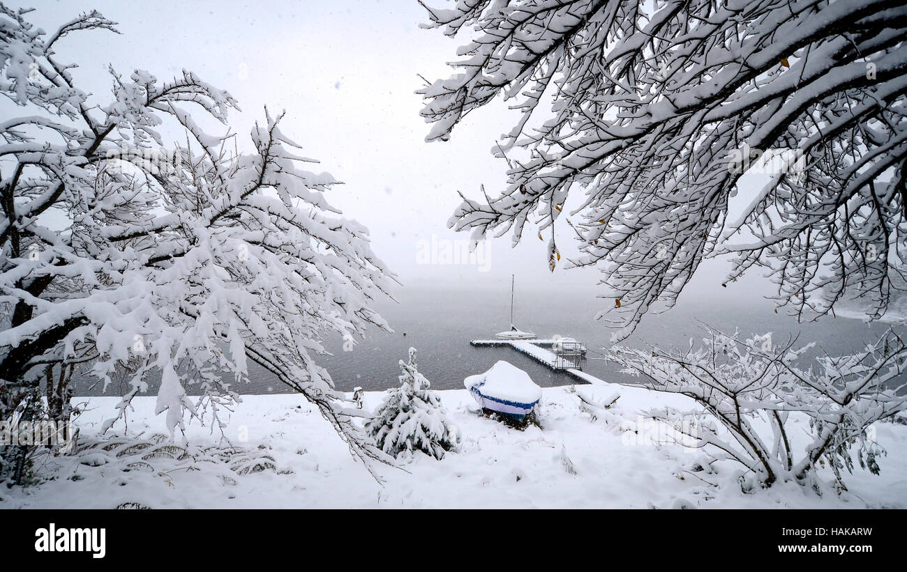 Winter am Kawaguchi-Ko, Japan. Erster Schnee im Jahr 2016. Stockfoto