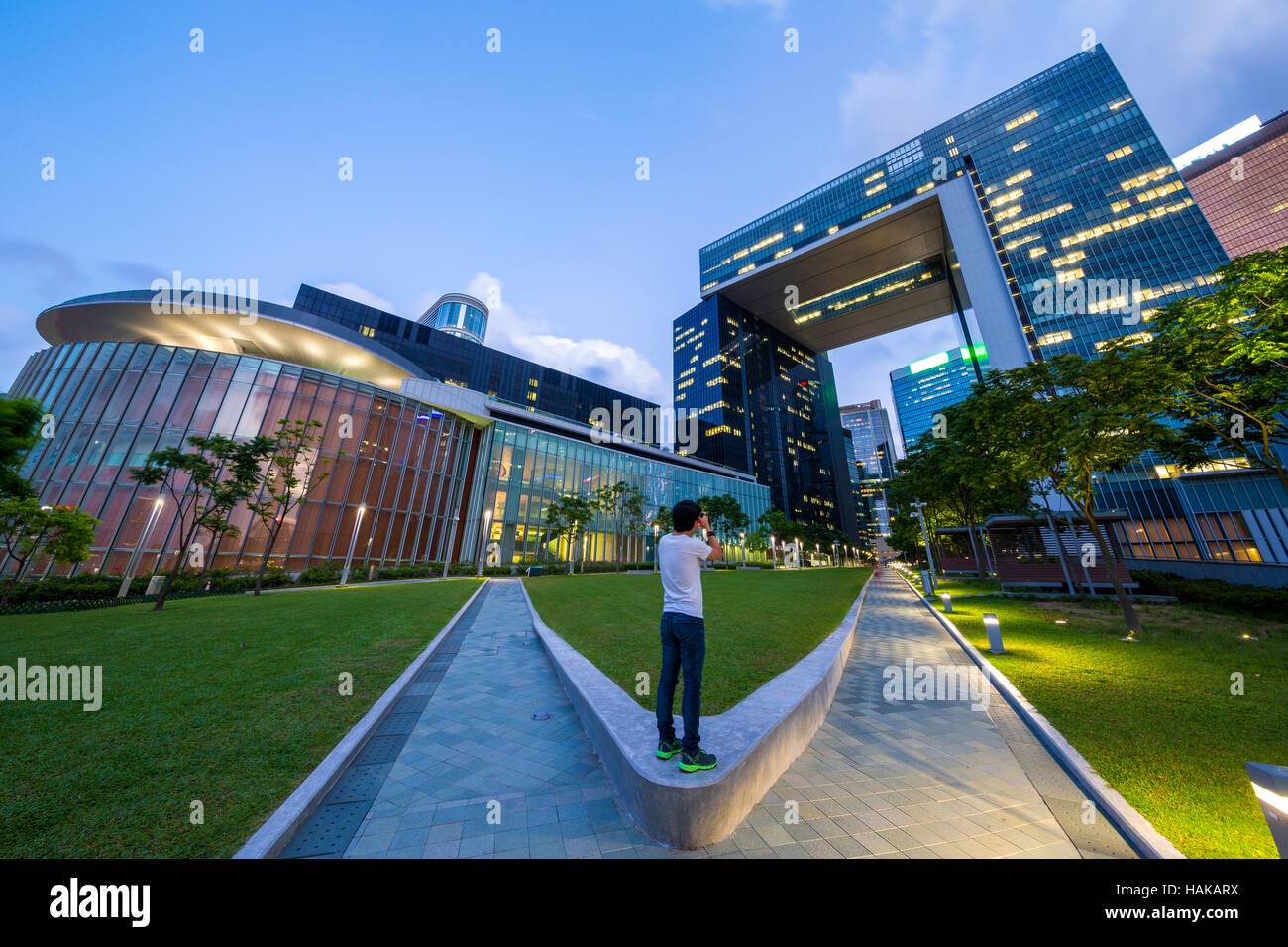 Ein Mann nehmen Foto für Bürogebäude und park Stockfoto