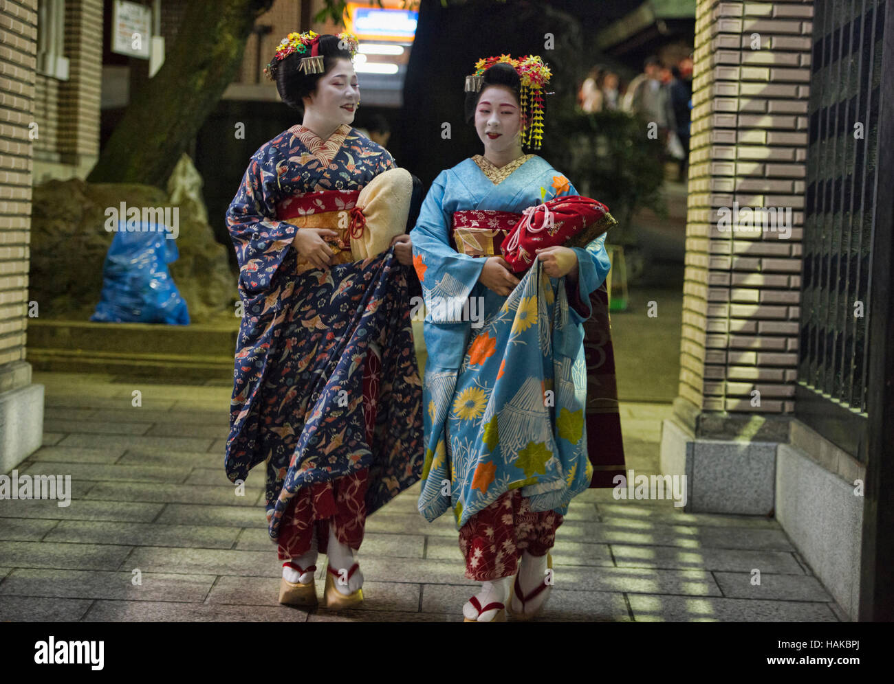 Zwei Maiko Wandern, Gion, Kyoto, Japan Stockfoto