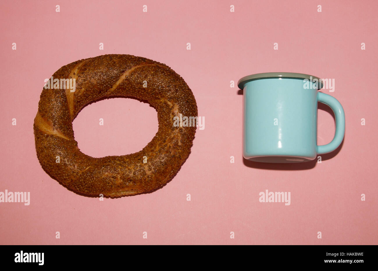Bagel und blauen Metallpfanne auf rosa Hintergrund Stockfoto