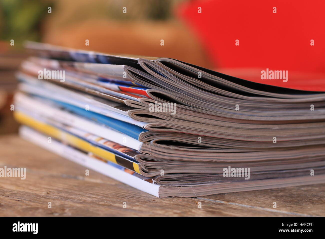Zeitschriften auf dem Holztisch Stockfoto