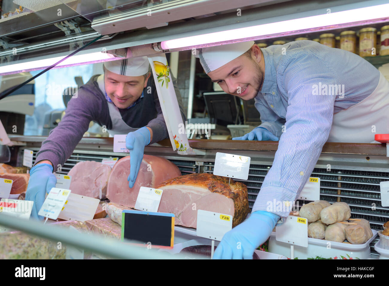 Metzger Lehre jung wie Fleisch zu verkaufen Stockfoto