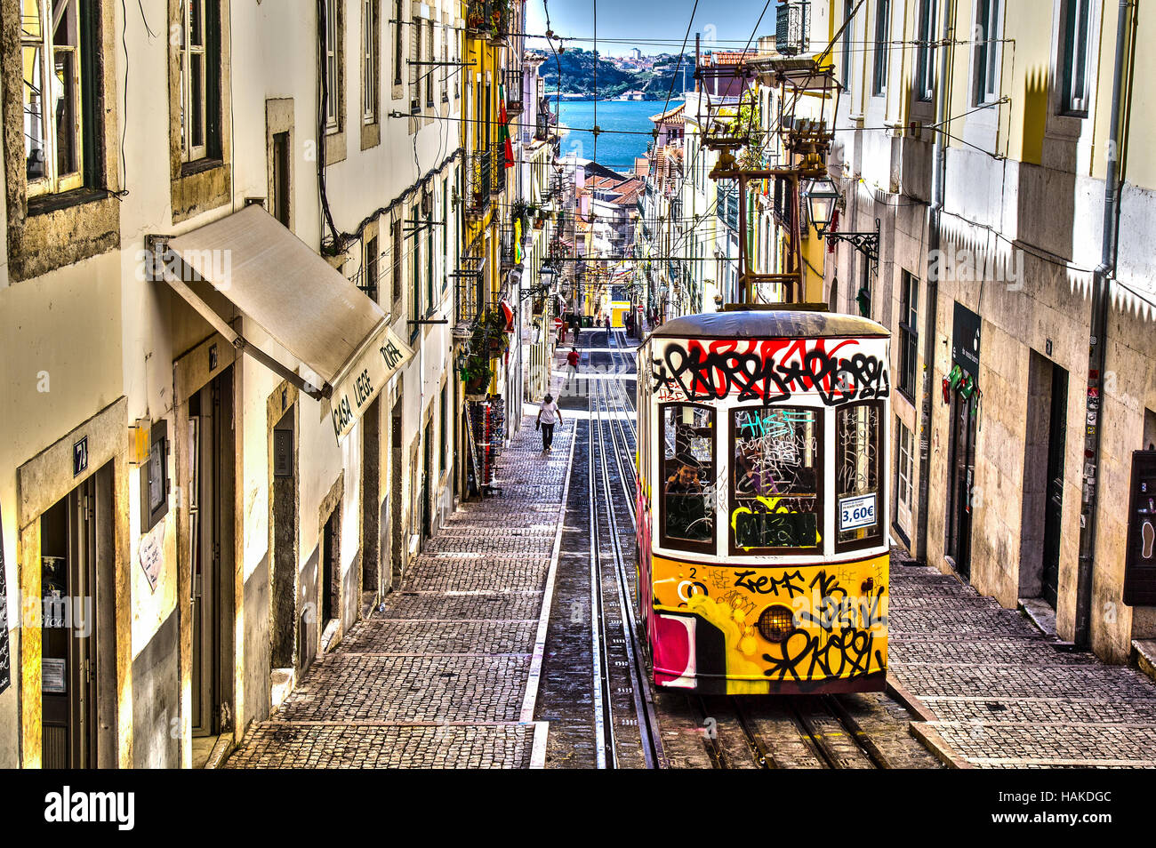 Straßenbahn erfasst Graffiti in Lissabon, Portugal Stockfoto