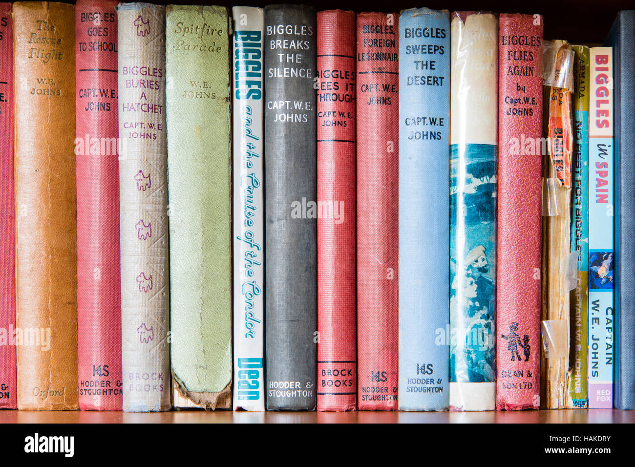 Buch Regal mit Büchern über Biggles von Capt W E Johns, ein Schuljunge Favorit aus den 50er und 60er Jahre. Hardcover und Taschenbücher. Stockfoto