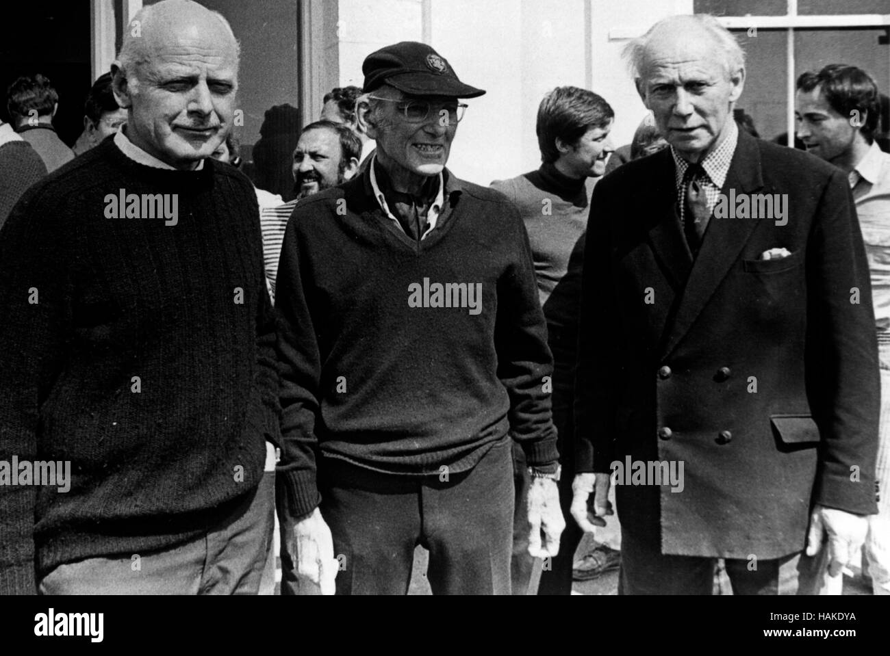 AJAXNETPHOTO. 10. JUNI 1960. PLYMOUTH, ENGLAND. -OSTAR 1960 - EINHAND-RENNEN - GRÜNDER VON DER RASSE (L-R) BLONDIE HASLER (UK), FRANCIS CHICHESTER (UK) GEWINNER, LT. COL JACK ODLING SMEE (UK), AUF DER VERANDA DES KÖNIGLICHEN WESTLICHEN YACHT CLUB MIT BLICK AUF PLYMOUTH SOUND FOTOS: © WESTERN MORNING NEWS/AJAX NEWS REF: () PEO CHICHESTER HASLER SME 1960 Stockfoto
