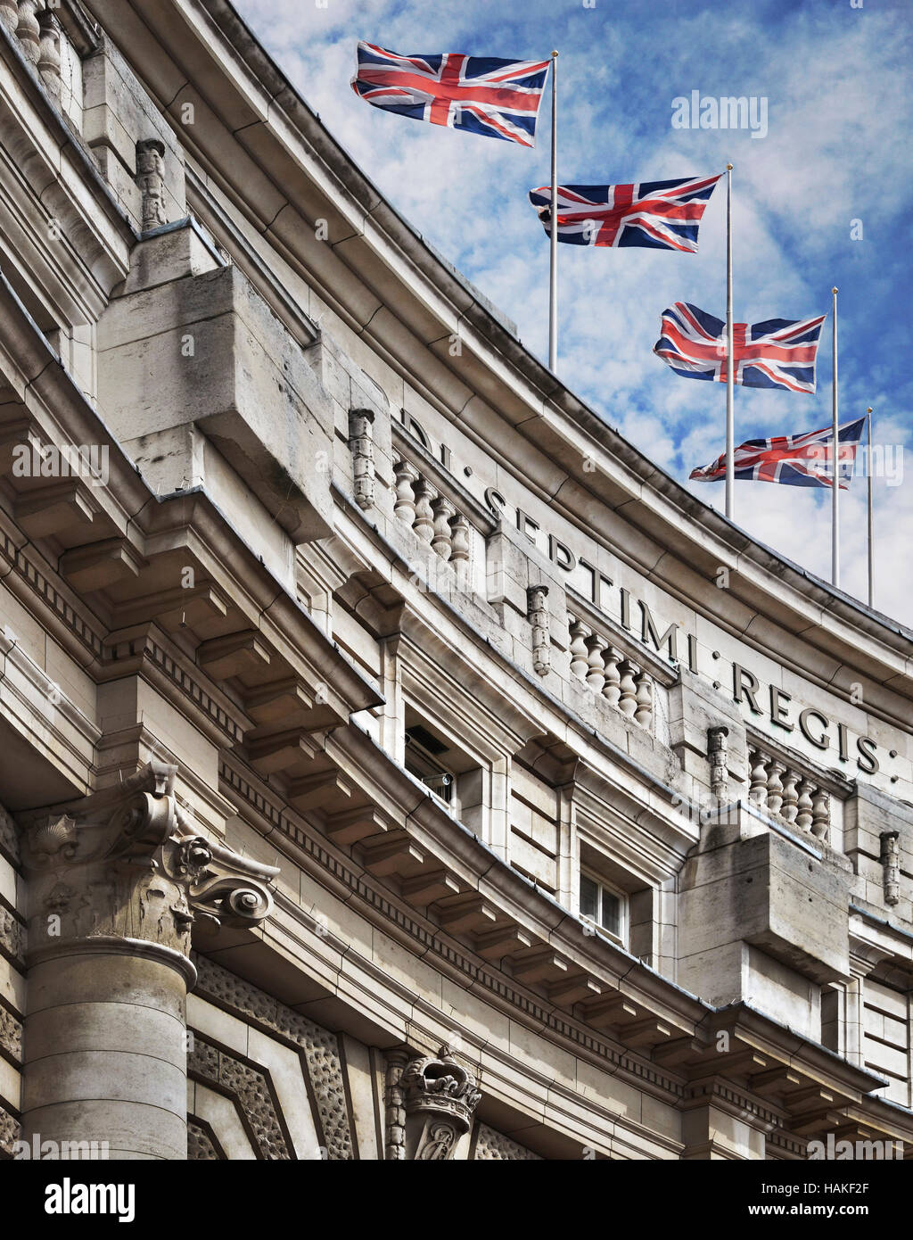 Oben auf dem Gebäude der Admiralty Arch mit britischen Flaggen, London, England Stockfoto