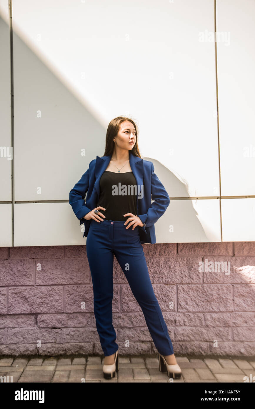 Schöne Asiatin in Mode-Stil tragen Blau gerecht zu werden, in voller Länge Portrait über Licht und Schatten-Linie Hintergrund. Business-Frau-Look auf dunkle Seite Stockfoto