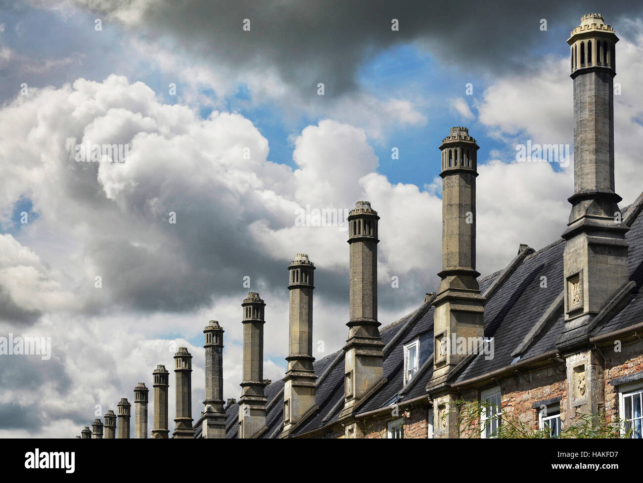 Reihe von Kaminen auf den Dächern der Häuser, Brunnen, England, UK Stockfoto
