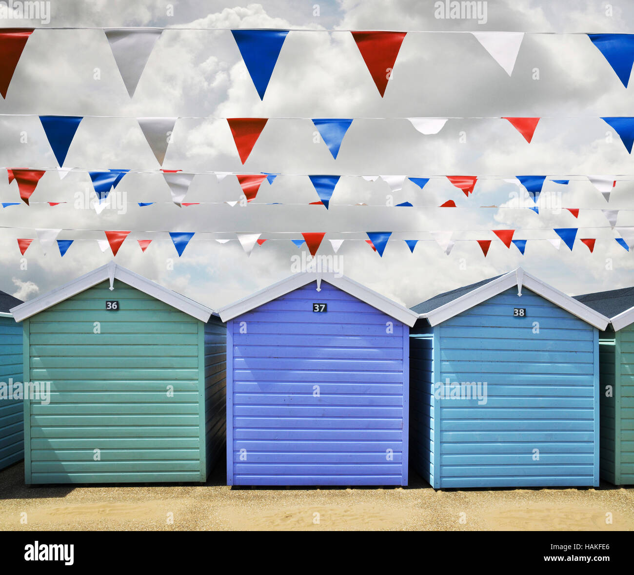 Reihe von Strandhütten und Wimpel Fahnen in Weston Super Mare, England, Vereinigtes Königreich Stockfoto