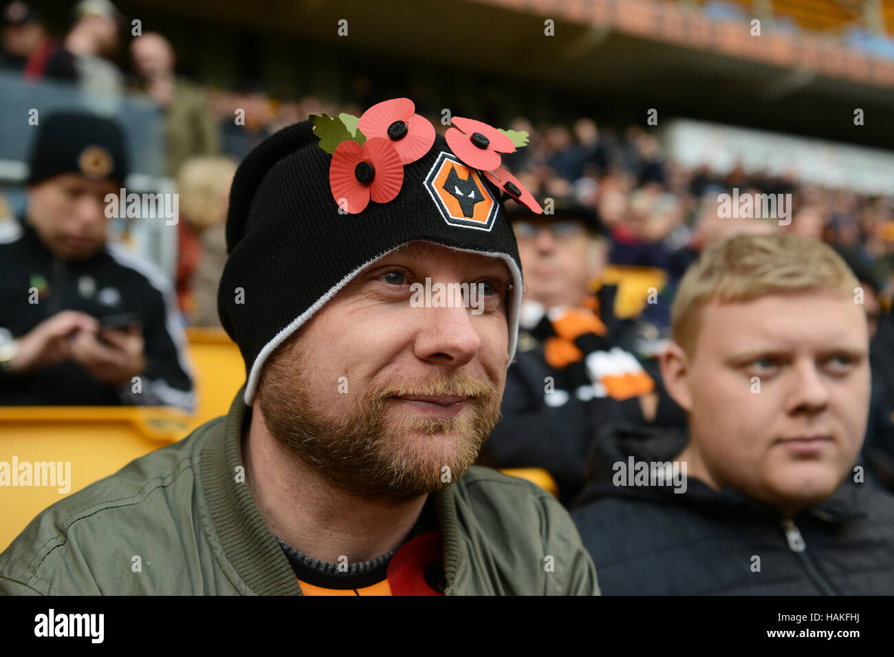 Fußball-Fan tragen Erinnerung Mohnblumen auf seinen Hut 2016 Stockfoto