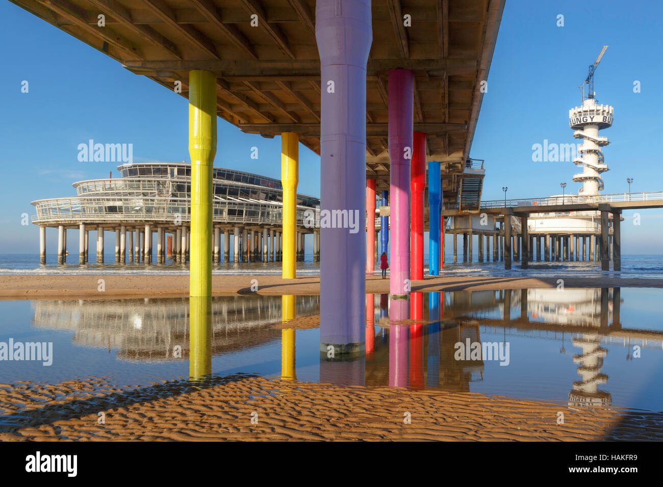 Deaktivieren Sie Reflexionen von Scheveningen Pier an einem frostigen Morgen mit strahlend blauen Himmel, den Haag, Zuid-Holland, Niederlande. Stockfoto