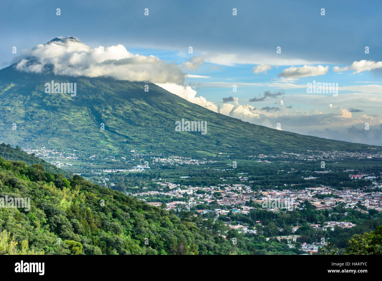 Anzeigen von Agua Vulkan hoch über spanische Kolonialstadt & UNESCO-Weltkulturerbe von Antigua in panchoy Tal, Guatemala, Mittelamerika Stockfoto