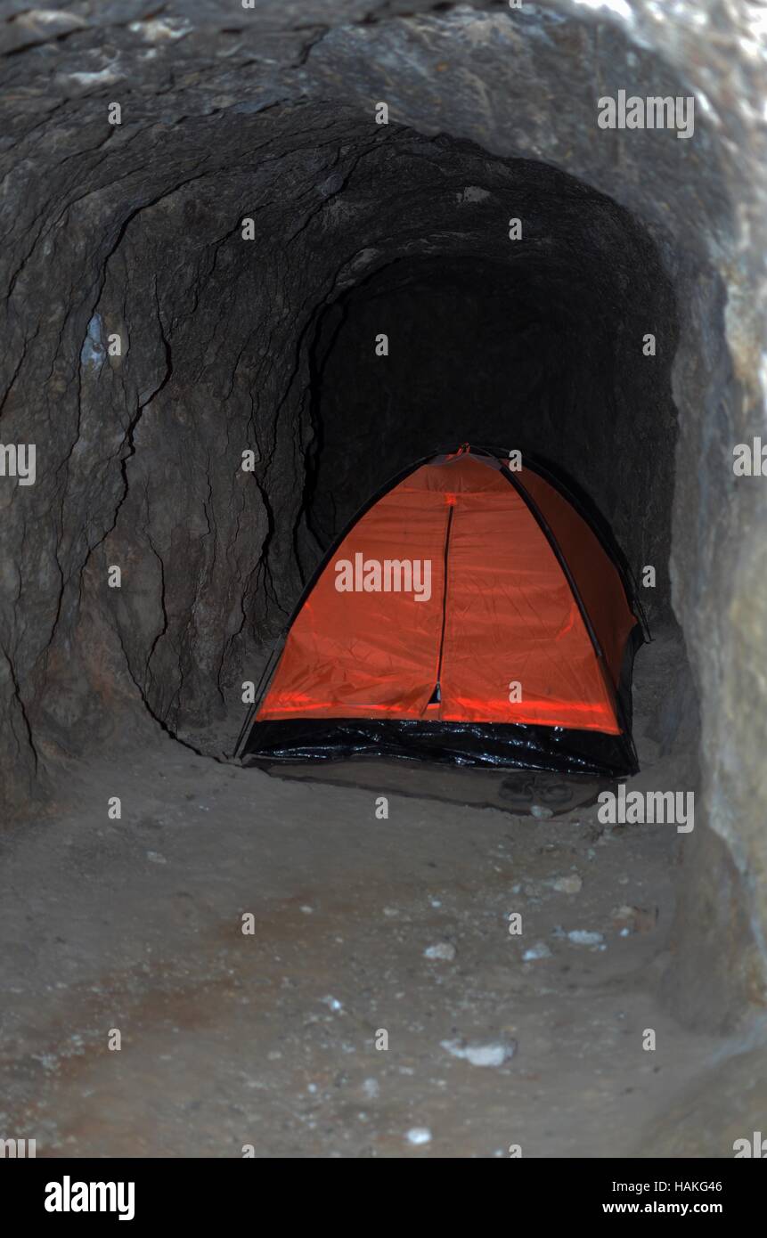 Städtische Erkundung in Bunkern des Zweiten Weltkriegs in Athen, Griechenland Stockfoto