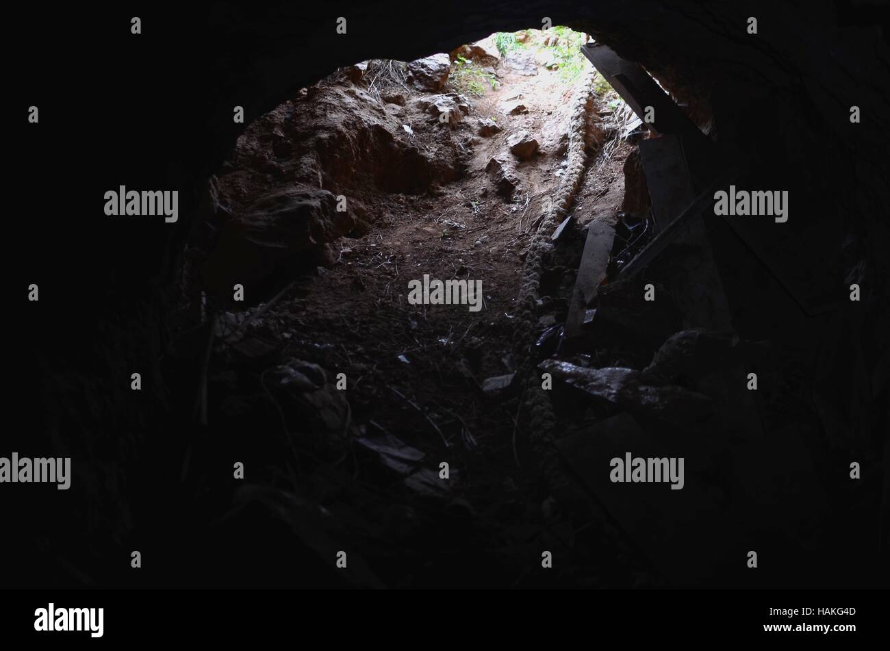 Städtische Erkundung in Bunkern des Zweiten Weltkriegs in Athen, Griechenland Stockfoto