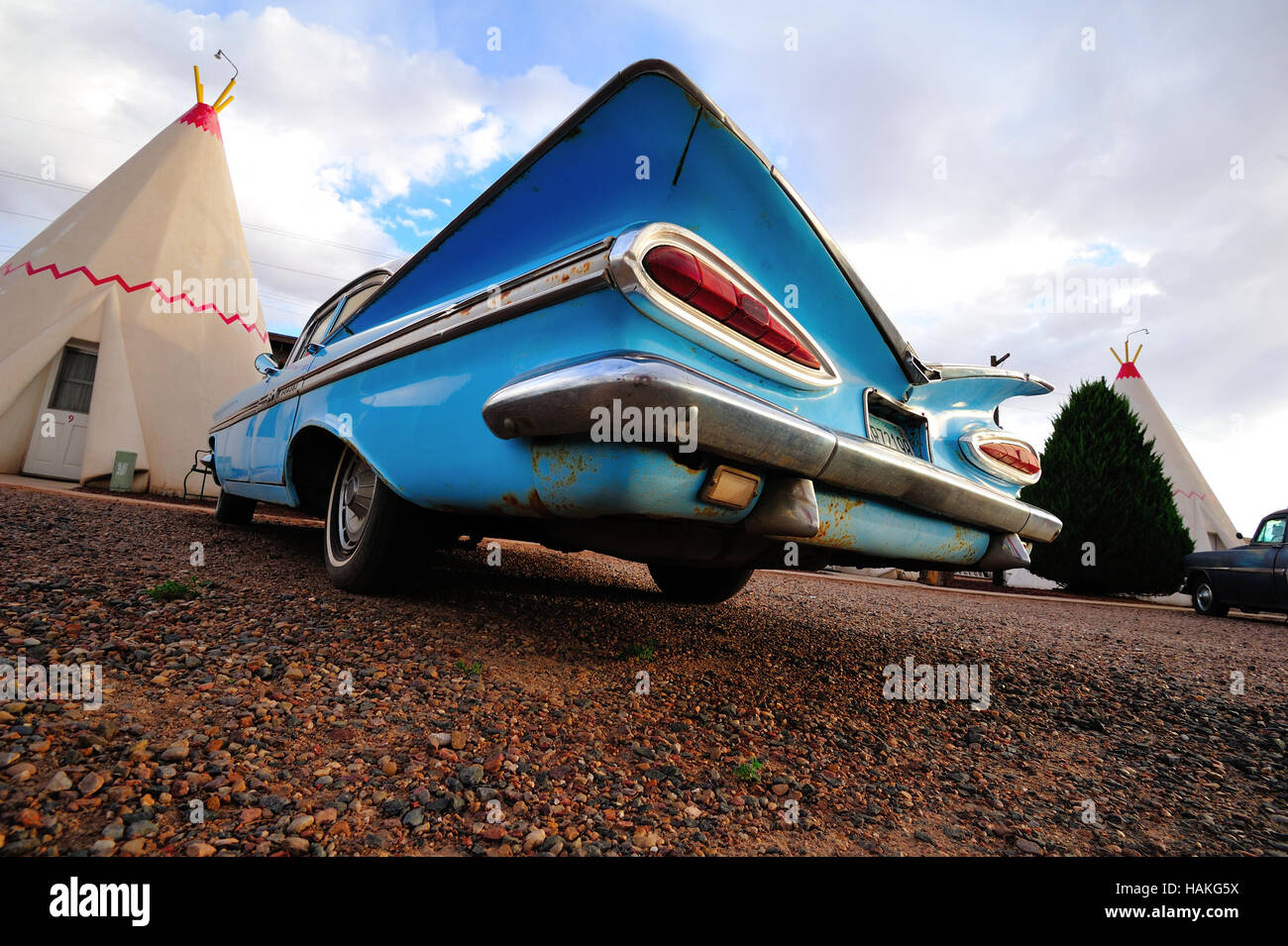 Ein Chevrolet Impala liegt außerhalb der Wigwam-Zimmer im berühmten WigWam Motel an der Route 66 in Holbrook Arizona. Stockfoto
