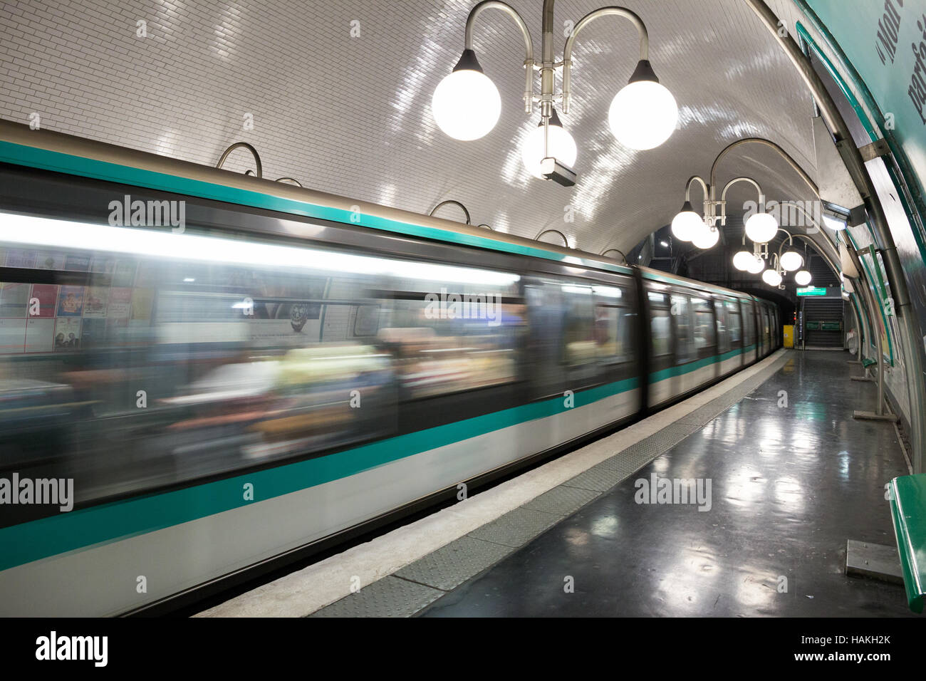 U-Bahn-Zug verlassen eine Paris Metro-Station. Paris Metro ist das 2. größte u-Bahn-System weltweit durch die Anzahl der Stationen Stockfoto