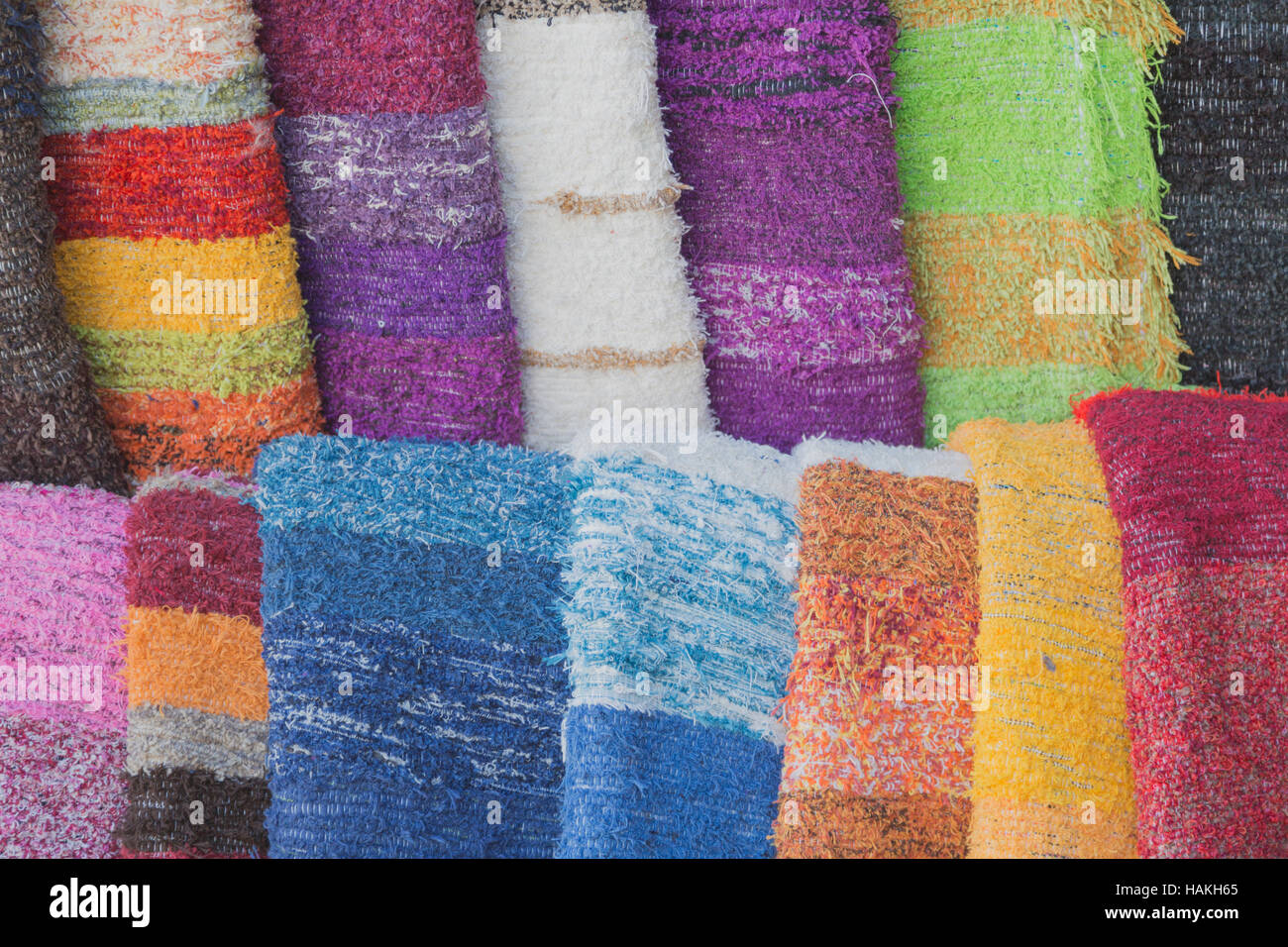 Frisch gefärbten Stränge Wolle hängen in der Sonne trocknen Stockfotografie  - Alamy