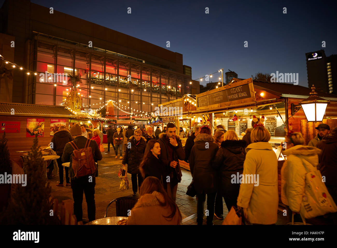 Manchester Stände Weihnachtsmärkte Selfridges beschäftigt überfüllten Exchange Square Deutsch Abenddämmerung Dawn Weihnachten festlich Winterfestival Christi Nachtmärkte Stockfoto