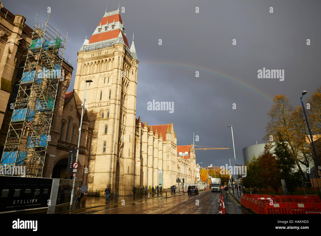 Manchester University Rainbow dunkel Stimmungsvoller Himmel Universität Universitäten College Ausbildung Schule Studenten Vorlesungen Studium weitere Studie Studium lernen Stockfoto