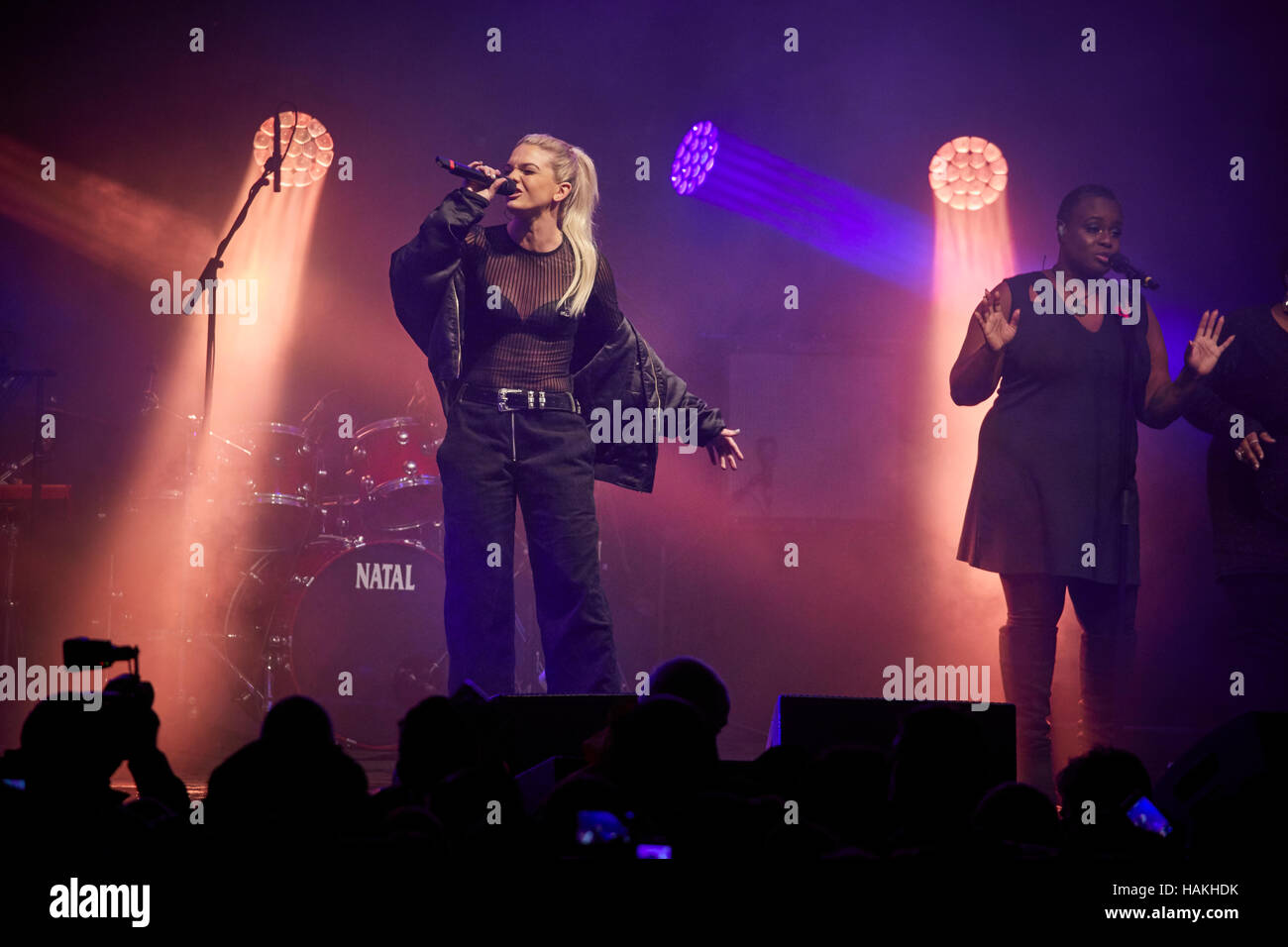 Manchester-Bühne Louisa Johnson X Factor Gewinner 2015 Band Sängerin live-Performance auf der Bühne glücklich Promi berühmt berühmte Persönlichkeit des öffentlichen Lebens Stern notoriet Stockfoto