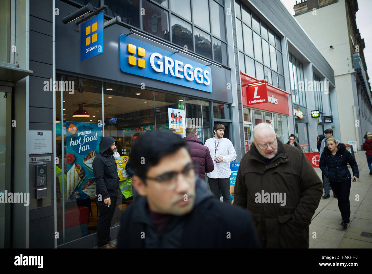 Bäckerei Greggs Manchester Deansgate Kuchen Torten pastöse Abendessen viel mitnehmen Shops shopping Shopper Shop Einzelhandel Händler Einzelhandel Einzelhändler speichern tr Stockfoto