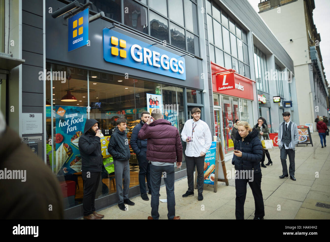 Bäckerei Greggs Manchester Deansgate Kuchen Torten pastöse Abendessen viel mitnehmen Shops shopping Shopper Shop Einzelhandel Händler Einzelhandel Einzelhändler speichern tr Stockfoto