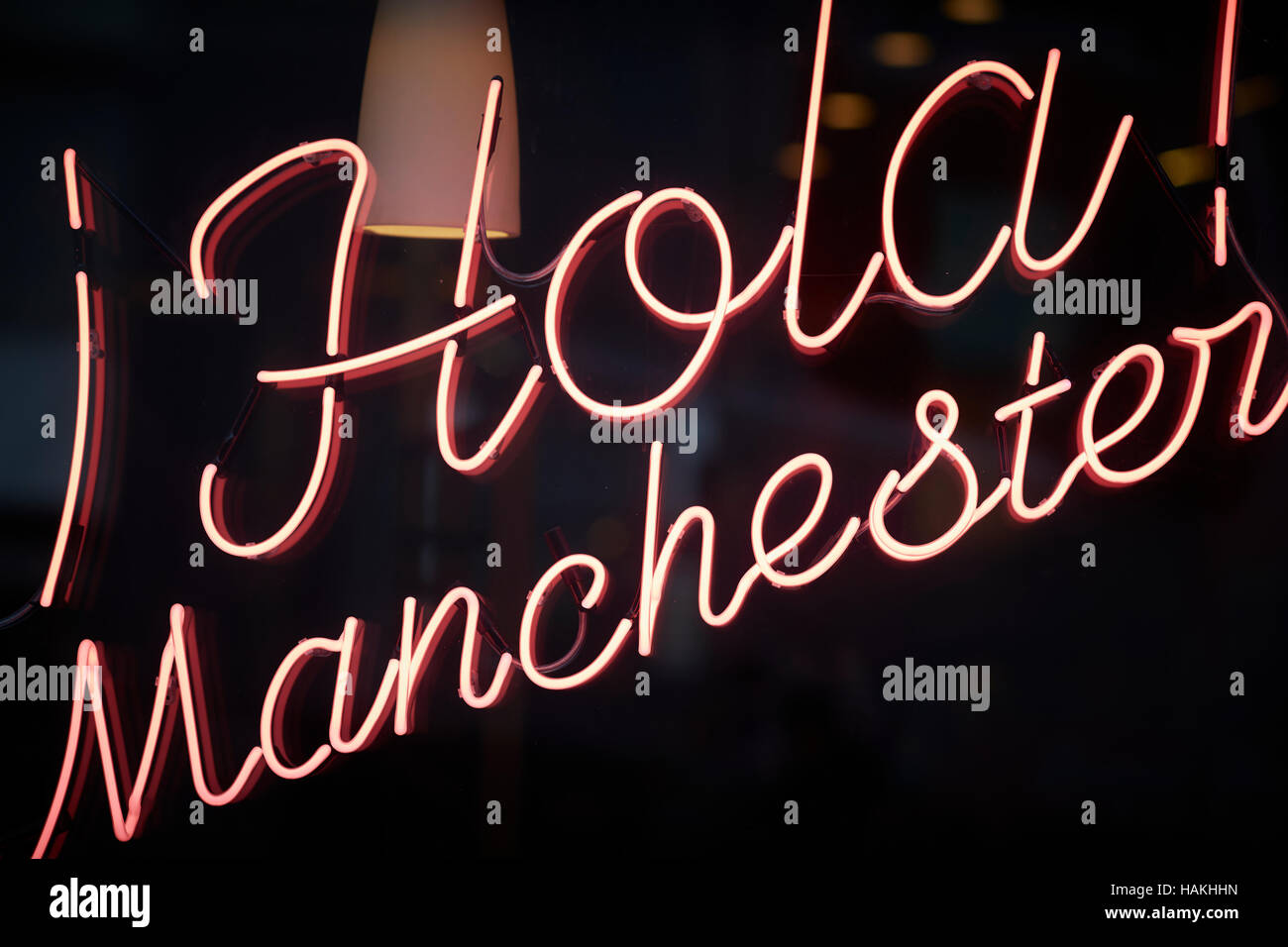 Hola Manchester Leuchtreklame Schaufenster Barburrito Mexikanisch Essen zum Mitnehmen Beschilderung Rotlicht Ufer Lebensmittelgeschäft angezeigt Fette Stockfoto